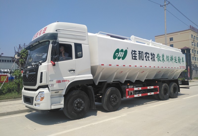 液壓散裝飼料車(chē)是怎么操作的？要注意哪些事項(xiàng)？